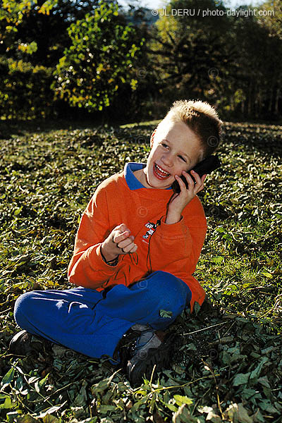 petit garon dans les feuilles - little boy in leaves